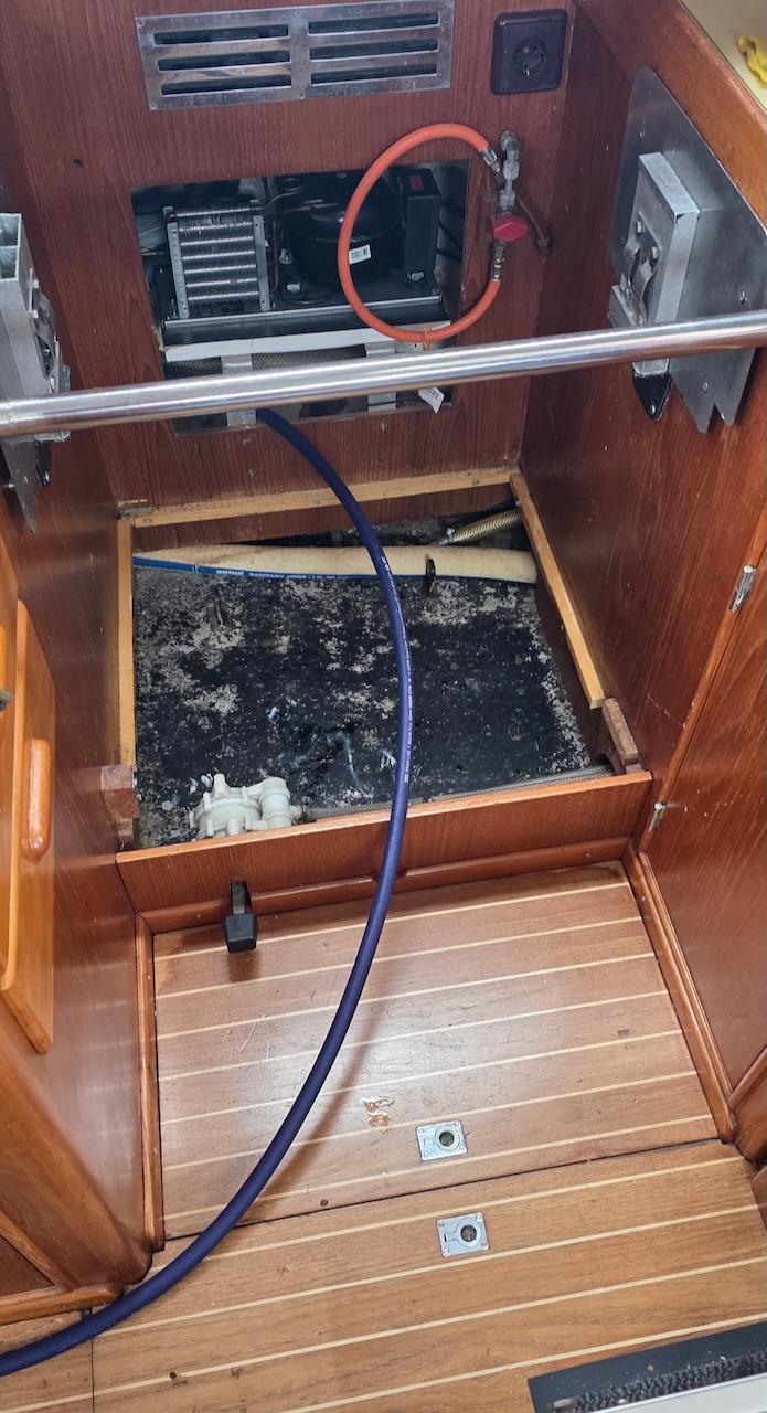 Ein neuer Druckwasserschlauch muss hinter Gasherd und Kühlschrank verlegt werden